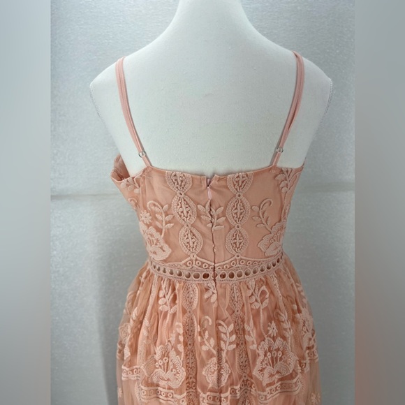 NWOT LACED CROCHET DRESS SIZE M - Picture 9 of 16